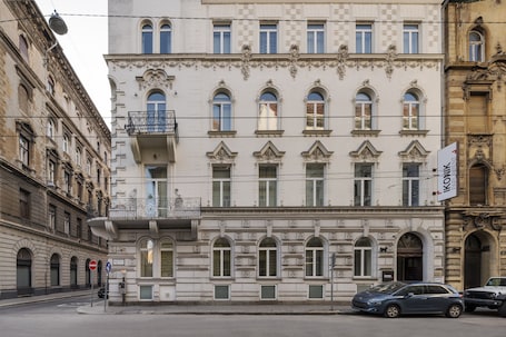 Exterior. Ikonik Parlament