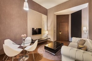 Suite Deluxe | Ropa de cama de alta calidad, colchones viscoelásticos, minibar