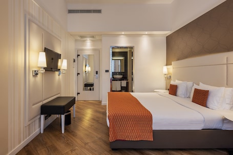 Deluxe Room (Superior) | Premium bedding, memory foam beds, minibar, in-room safe. Ikonik Parlament