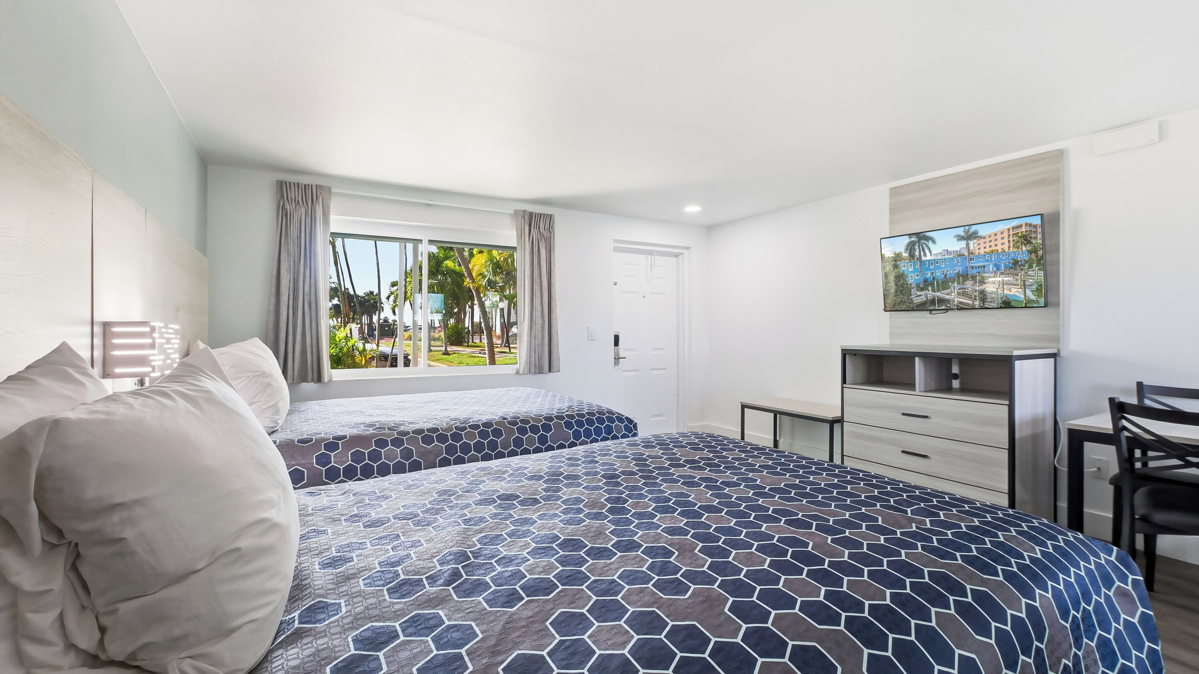 豪华房两张双人床 (Kitchenette) | 高档床上用品、加厚床垫、熨斗/熨 板、免费 WiFi