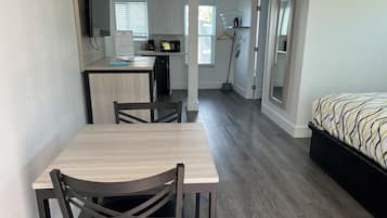 Habitación Deluxe, 1 cama King size, tina para personas con discapacidad, cocineta | Servicio a la habitación