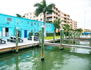 BBQ/picnic Area - The Bayside Inn & Marina (Treasure Island)