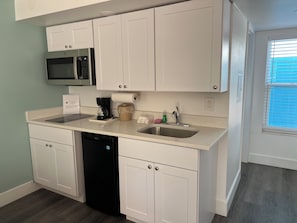 Deluxe Room, 1 King Bed, Kitchenette | Private kitchen | Mini-fridge, microwave, stovetop, coffee/tea maker