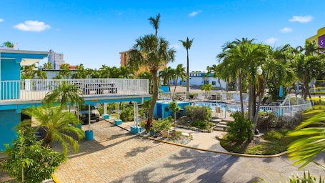 Fachada de la propiedad. The Bayside Inn & Marina