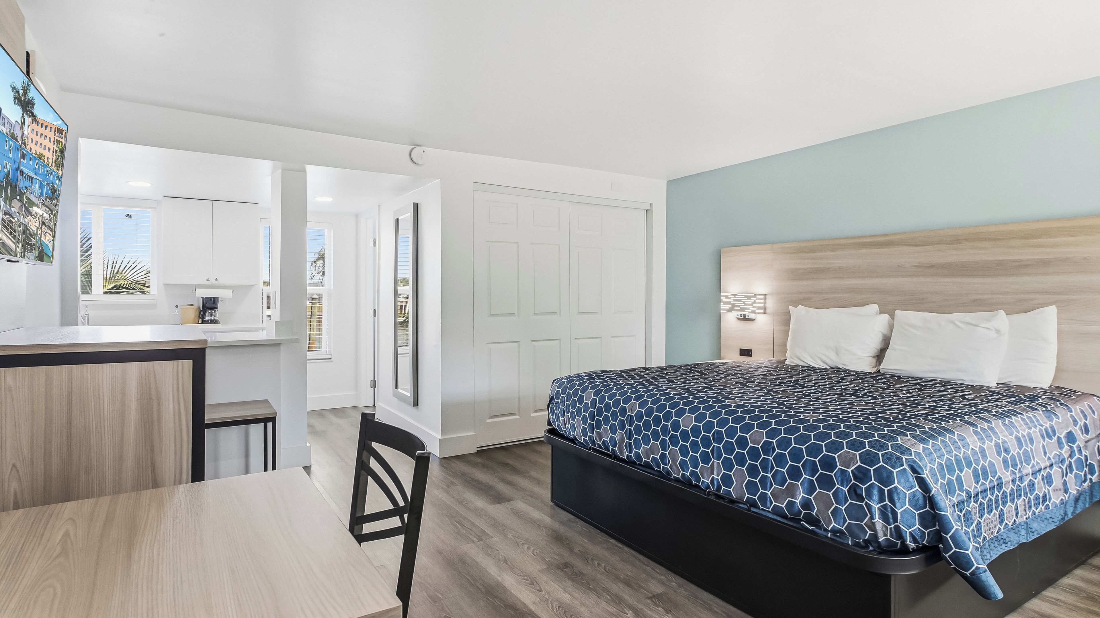 华丽客房, 1 张特大床, 简易厨房 | 高档床上用品、加厚床垫、熨斗/熨板、免费 WiFi