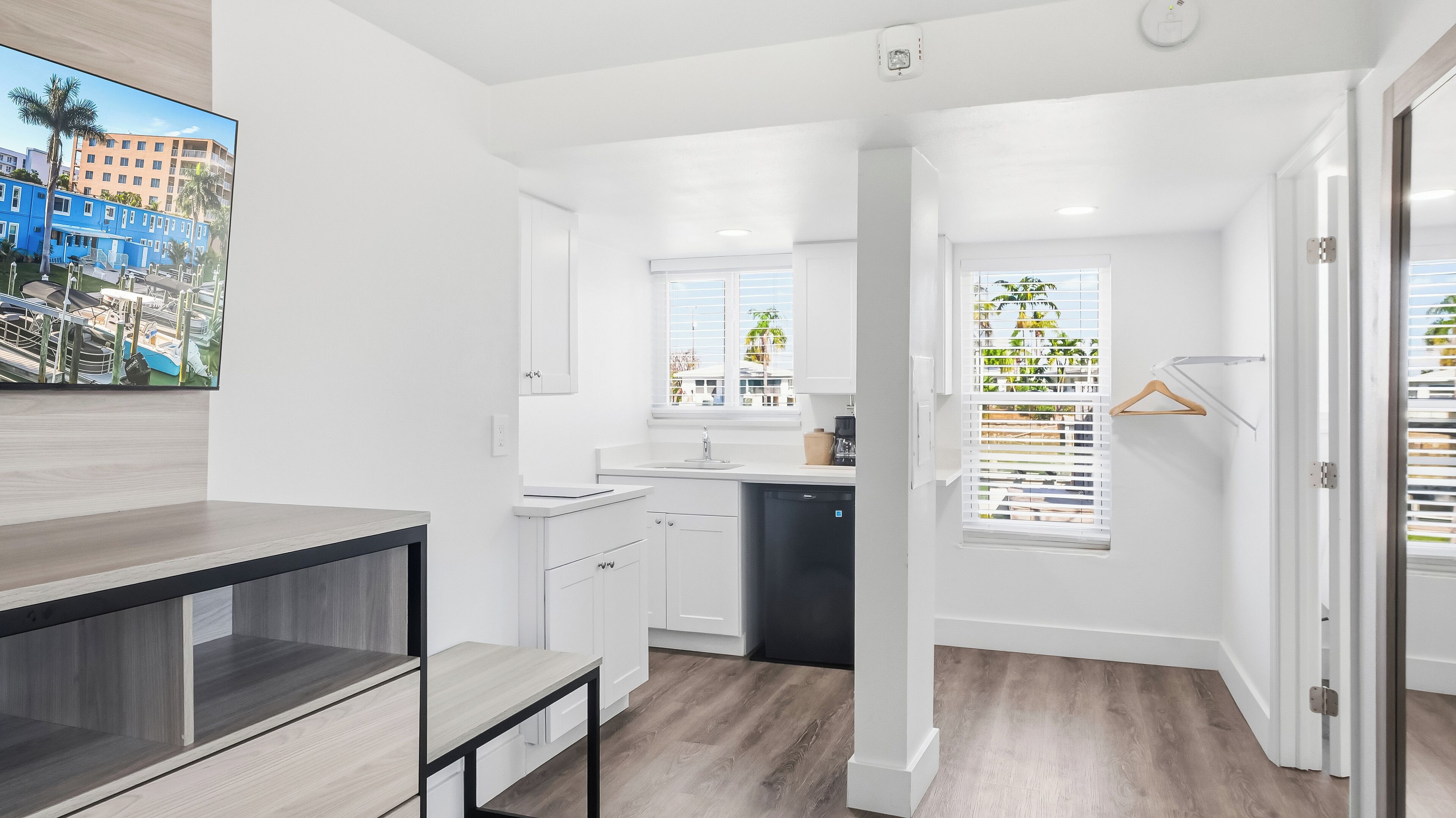 Chambre Deluxe, 1 très grand lit, baignoire accessible aux personnes à mobilité réduite | Cuisine privée | Mini réfrigérateur, micro-ondes, plaque de cuisson, cafetière/bouilloire