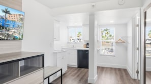 Quarto luxo, 1 cama King, banheira adaptada, cozinha americana | Cozinha privada | Frigobar, micro-ondas, cooktop, cafeteira/chaleira