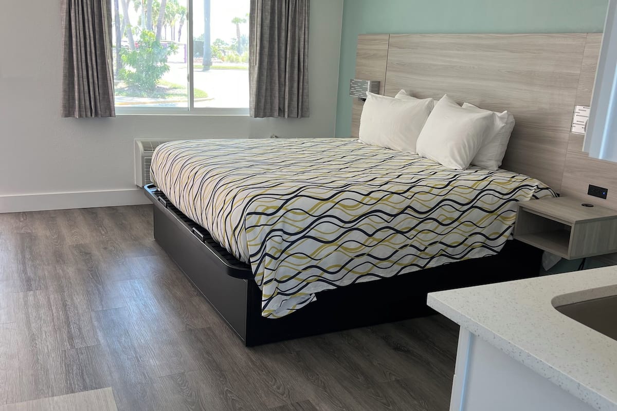 Chambre Deluxe, 1 trÚs grand lit, cuisinette | Literie de qualité, lit avec matelas à plateau-coussin