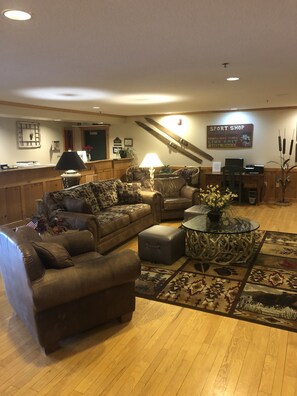 Lobby sitting area - Flat Creek Lodge (Hayward)