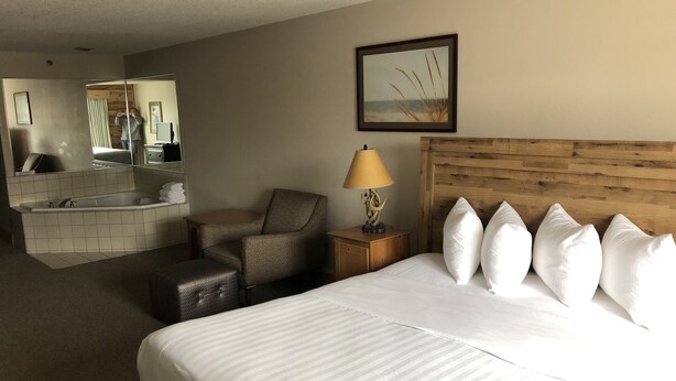 Grand Suite, 1 King Bed, Jetted Tub | Iron/ironing board, cribs (free), rollaway beds (surcharge), WiFi (free) - Flat Creek Lodge (Hayward)