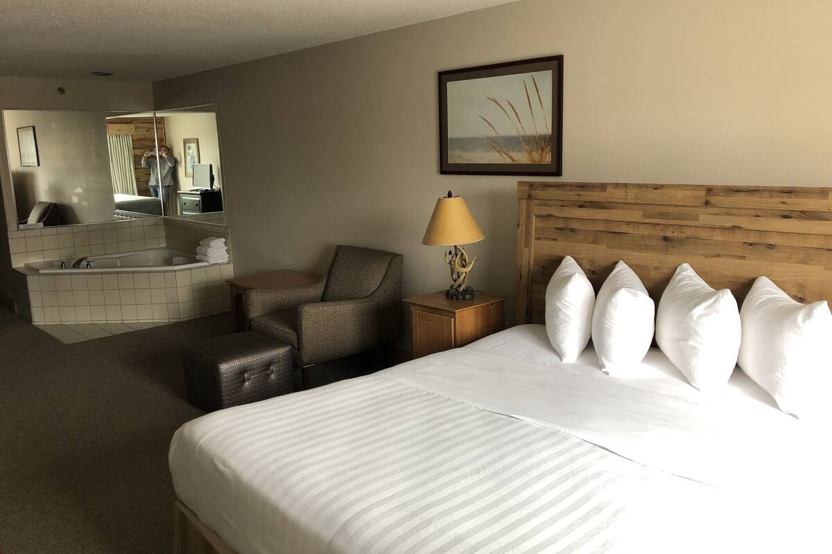 grand suite, 1 king bed, jetted tub | 1 bedroom, iron/ironing board, free cots/infant beds, rollaway beds