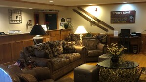 Lobby sitting area - Flat Creek Lodge (Hayward)