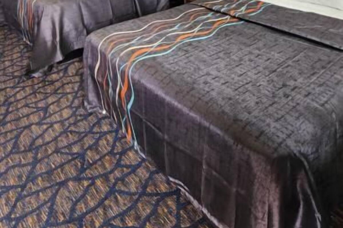 Meja, kalis bunyi, seterika/papan seterika, Wi-fi percuma 