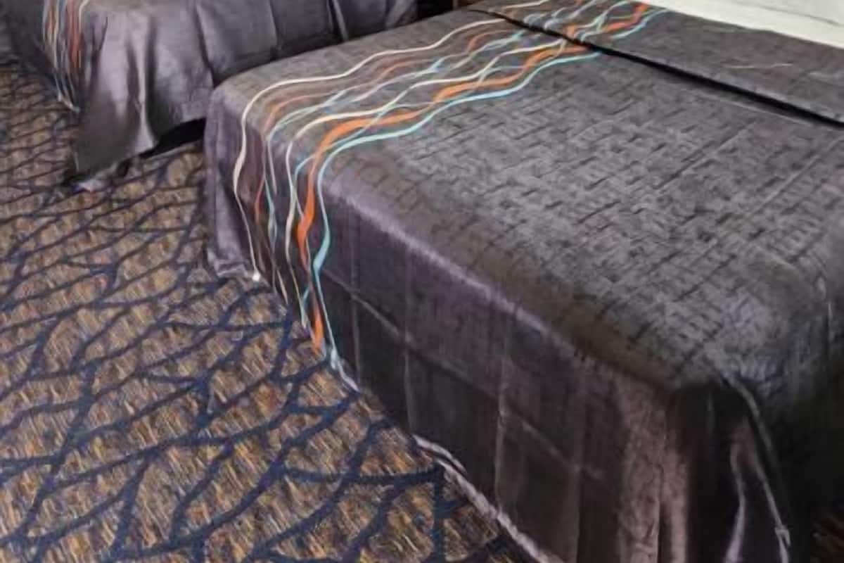 Escritorio, insonorización, tabla de planchar con plancha y wifi gratis