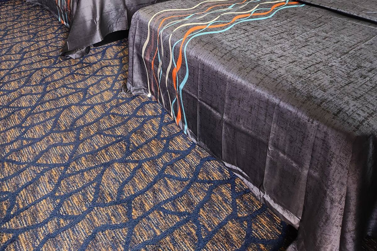 Meja, kalis bunyi, seterika/papan seterika, Wi-fi percuma 