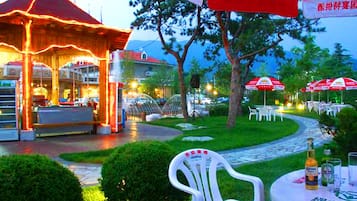 2 restaurantes; se sirve desayuno, almuerzo y cena; cocina china