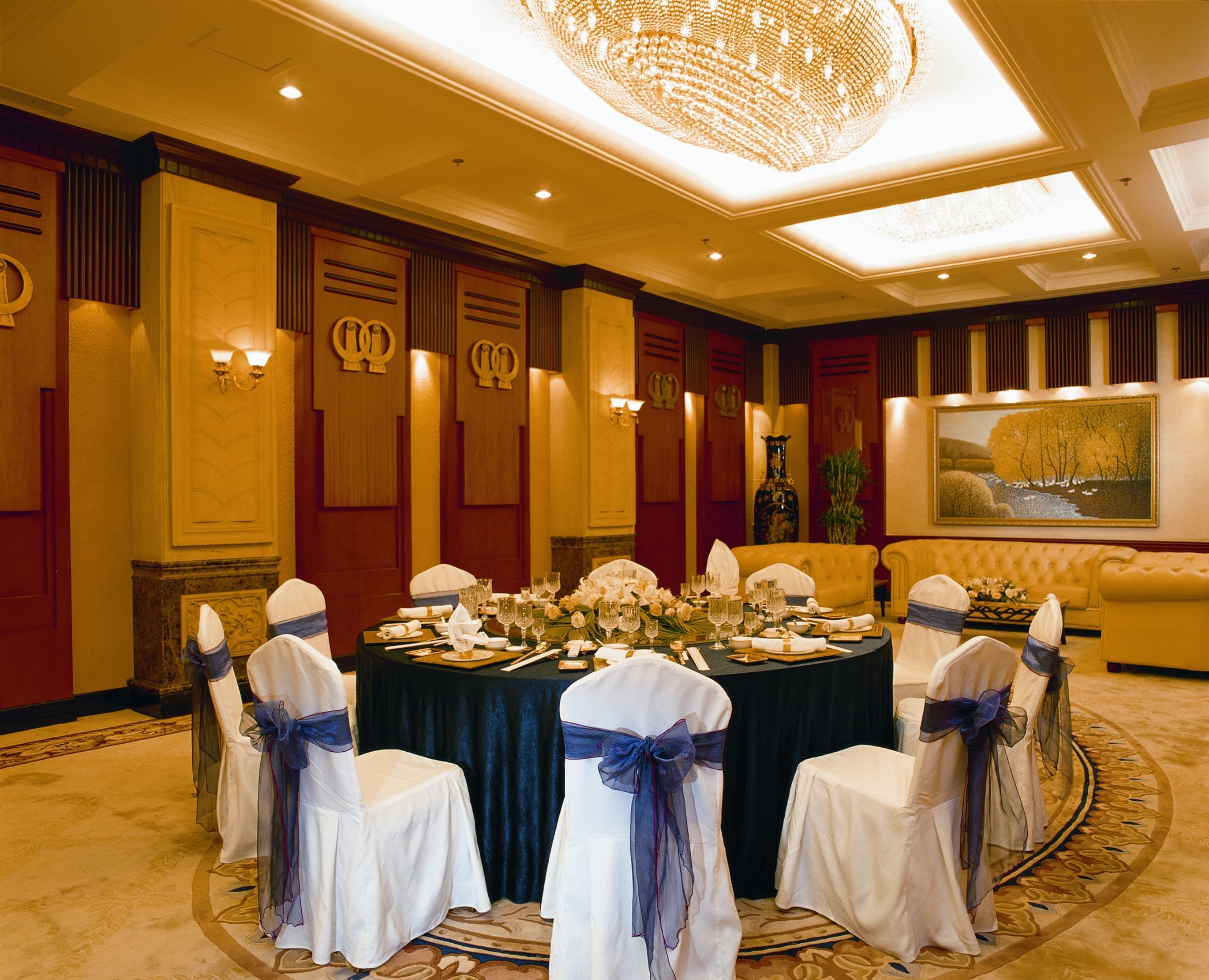 2 restaurants, breakfast, lunch, dinner served; chinese cuisine