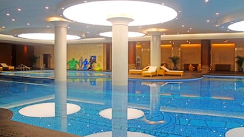Una piscina techada, una piscina al aire libre
