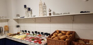 Breakfast (EUR 10 per person)