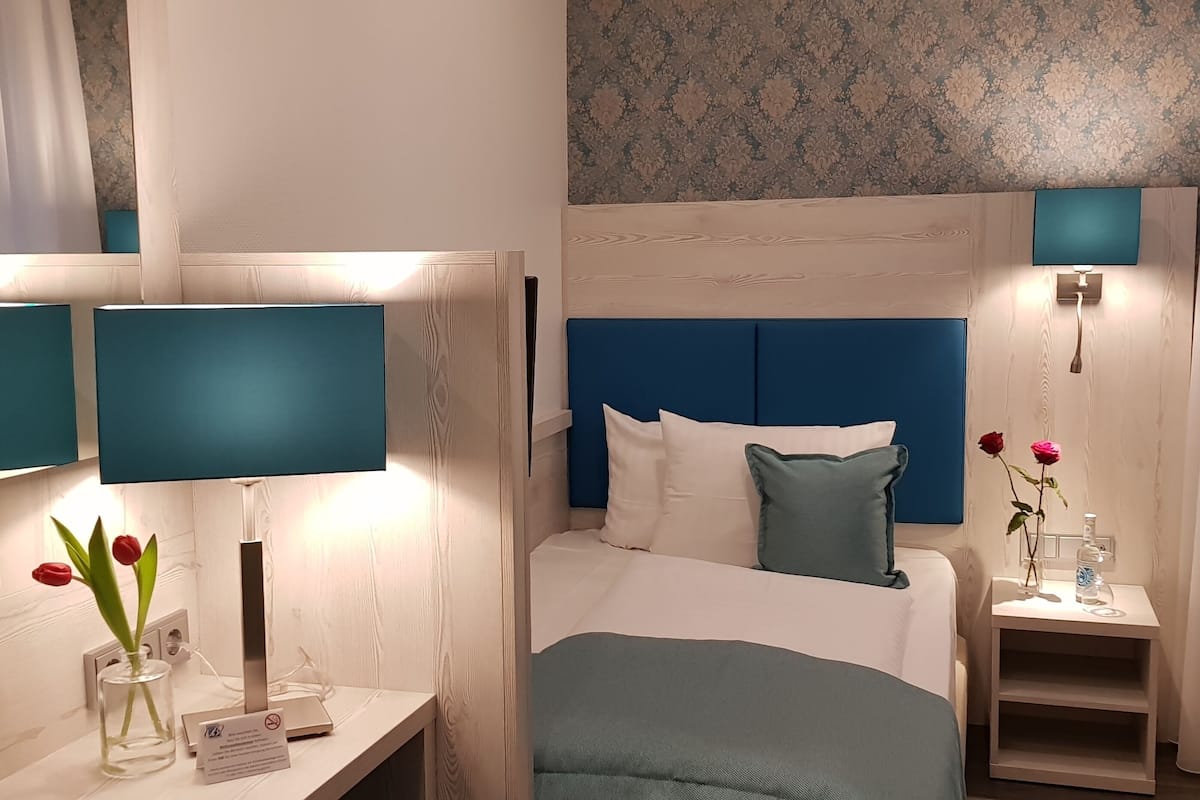 Eenpersoonskamer | Hypoallergeen beddengoed, een kluis op de kamer, individueel gedecoreerd