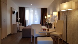 Family Room | Hypo-allergenic bedding available, in-room safe, blackout drapes - Hotel Budapester Hof (Hamburg)