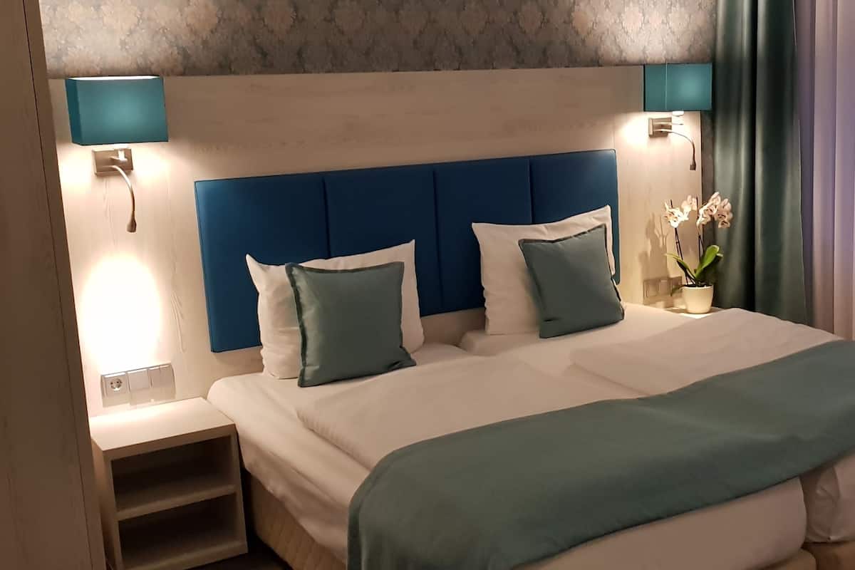 Triple Room | Hypo-allergenic bedding available, in-room safe, blackout drapes