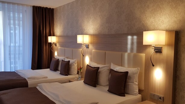 Family Room | Hypo-allergenic bedding available, in-room safe, blackout drapes - Hotel Budapester Hof (Hamburg)