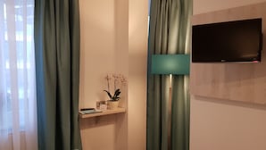 Double Room | Hypo-allergenic bedding available, in-room safe, blackout drapes - Hotel Budapester Hof (Hamburg)