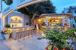 Serves breakfast, brunch and happy hour - Mila Malia Studios Hotel  (Hersonissos)