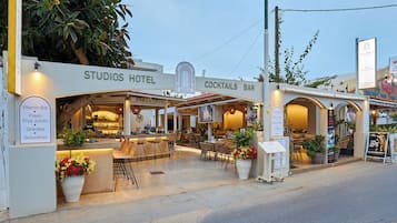 Serves breakfast, brunch, and happy hour