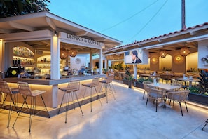 Serves breakfast, brunch and happy hour - Mila Malia Studios Hotel  (Hersonissos)