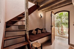 Superior Quintuple Studio | Living area