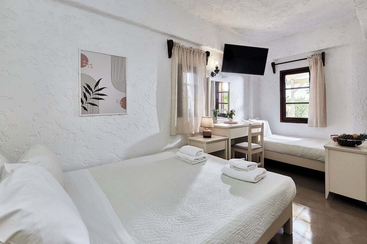 Standard Triple Studio | Lakens van Egyptisch katoen, luxe beddengoed, pillowtop-bedden