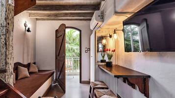 Superior Quintuple Studio | Área de sala de estar | Televisión de pantalla plana de 43 pulgadas con canales vía satélite