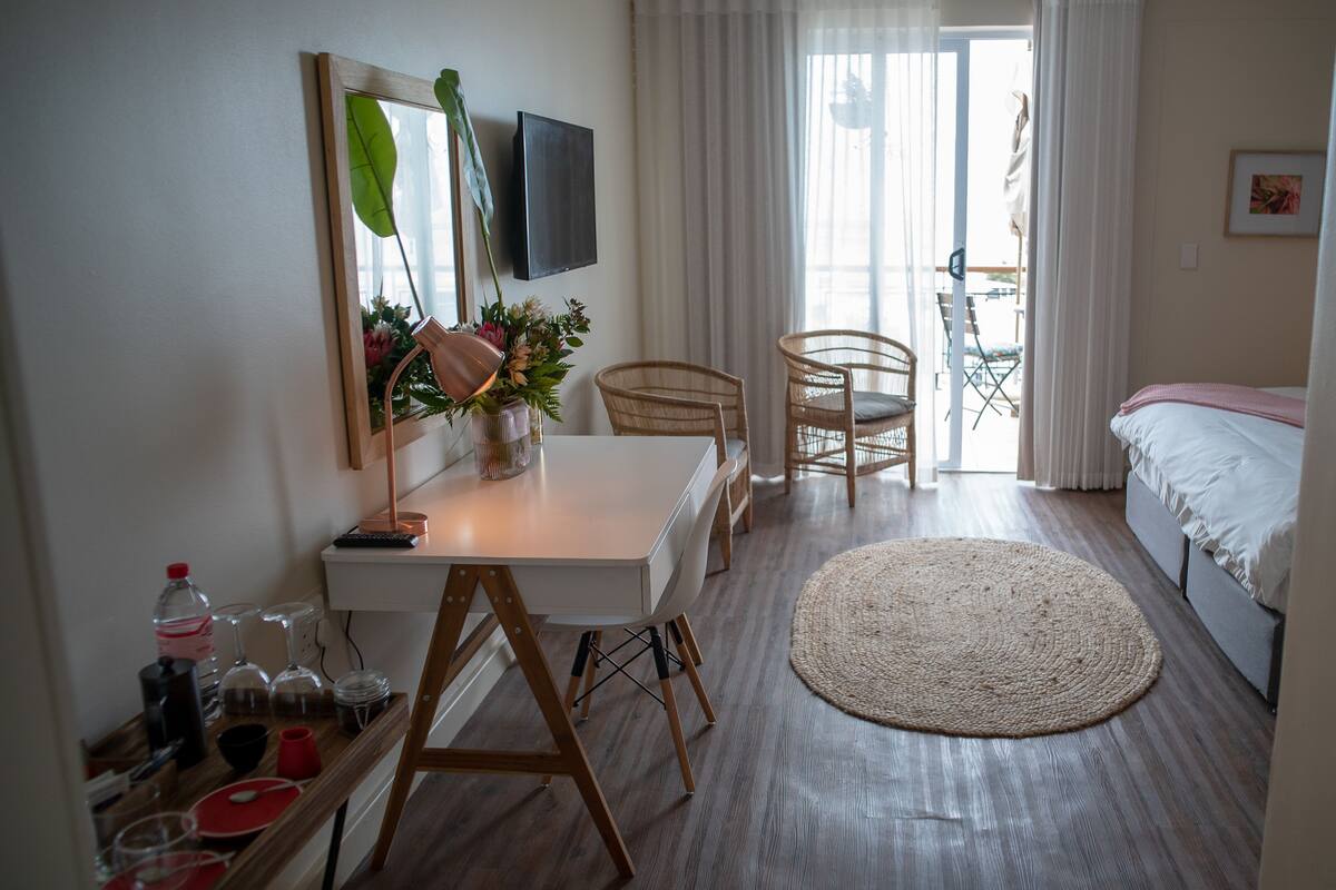 Standard | Egyptian cotton sheets, premium bedding, in-room safe