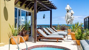 Outdoor pool, pool umbrellas, sun loungers - Primi Royal (Cape Town)