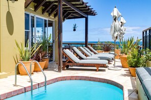 Outdoor pool, pool umbrellas, sun loungers - Primi Royal (Cape Town)