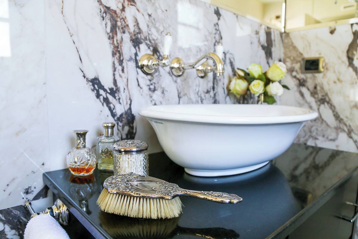 deluxe double room, balcony | bathroom | combined shower/bathtub, free toiletries, hair dryer, slippers