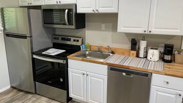 Kitchen Queen | Private kitchen | Full-size fridge, microwave, oven, dishwasher