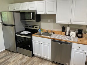 Kitchen Queen | Private kitchen | Full-size fridge, microwave, oven, dishwasher