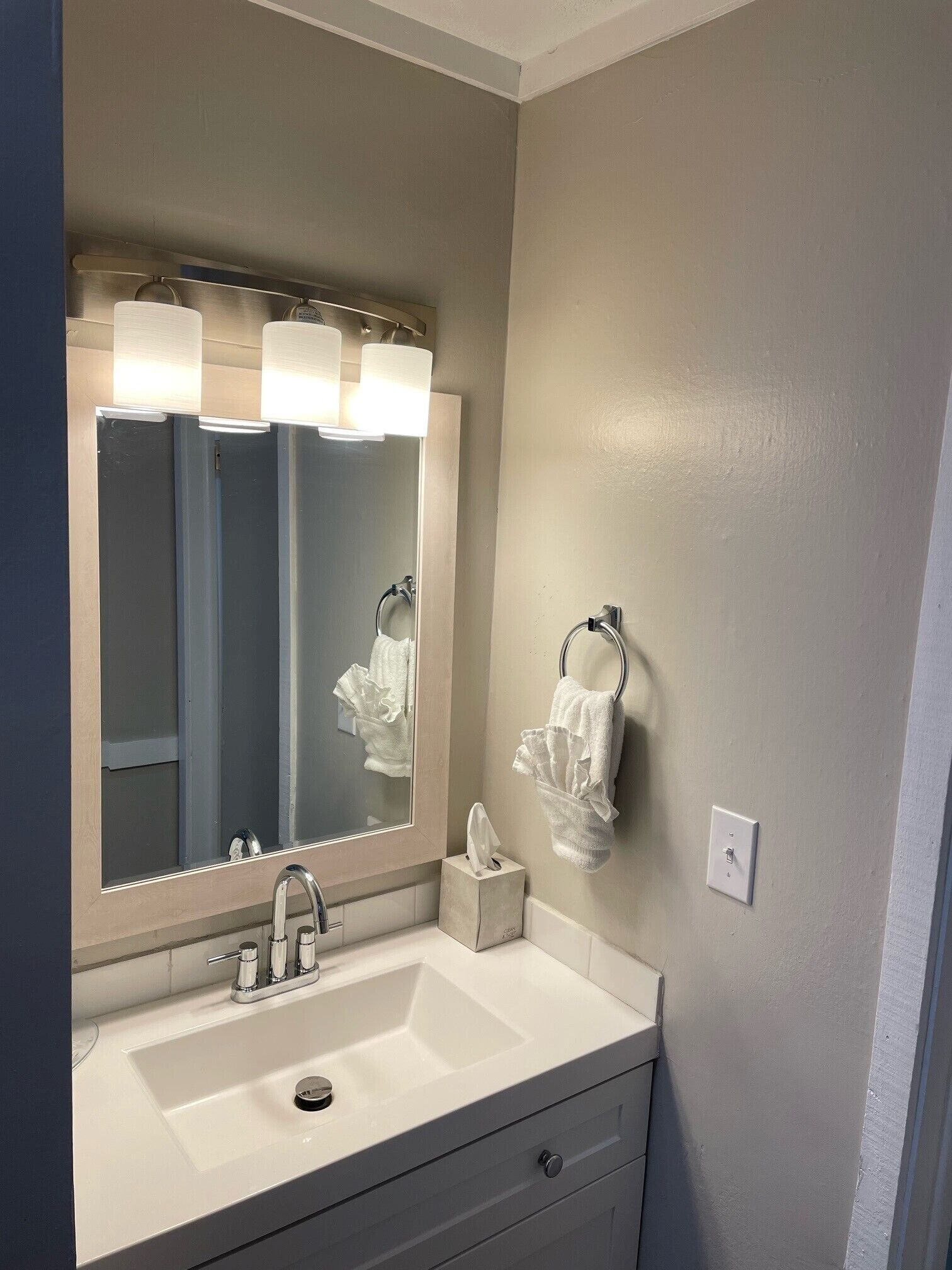 Combined shower/tub, free toiletries, hair dryer, towels