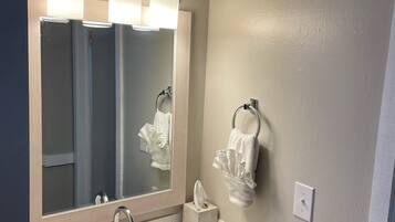 Combined shower/tub, free toiletries, hair dryer, towels