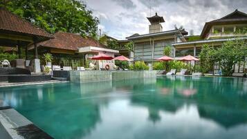 2 buitenzwembaden, parasols voor strand/zwembad