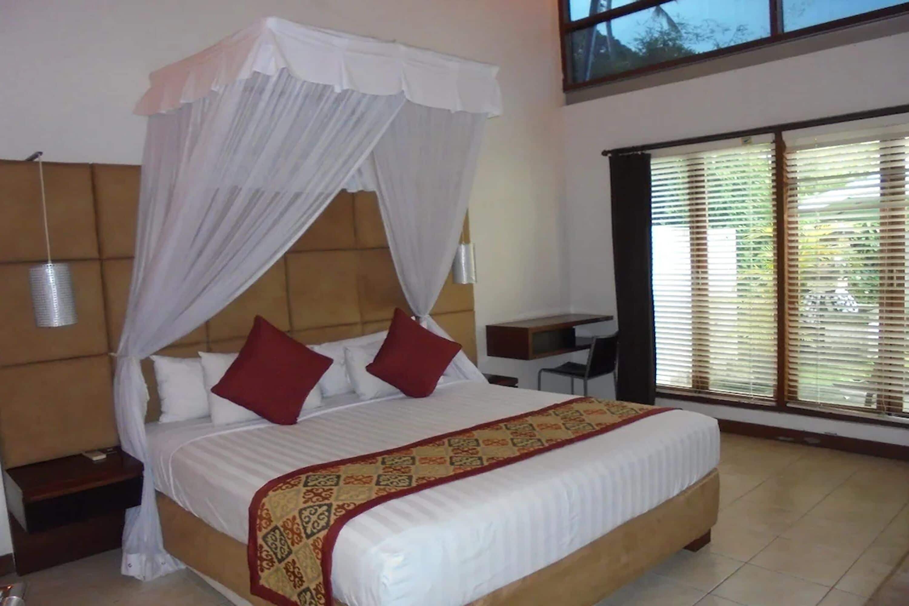 Emerald Suite, 2 Bedrooms | เครื่องนอนระดับพรีเมียม, ตู้นิรภัยในห้องพัก, โต๊ะทำงาน, ผ้าม่านกันแสง