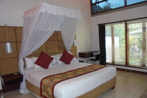 Emerald Suite, 2 Bedrooms | Sengetøy av topp kvalitet, safe på rommet og skrivebord