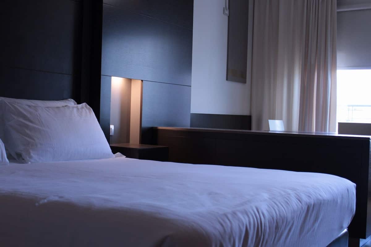 Copriletto in piuma, minibar, una cassaforte in camera, una scrivania