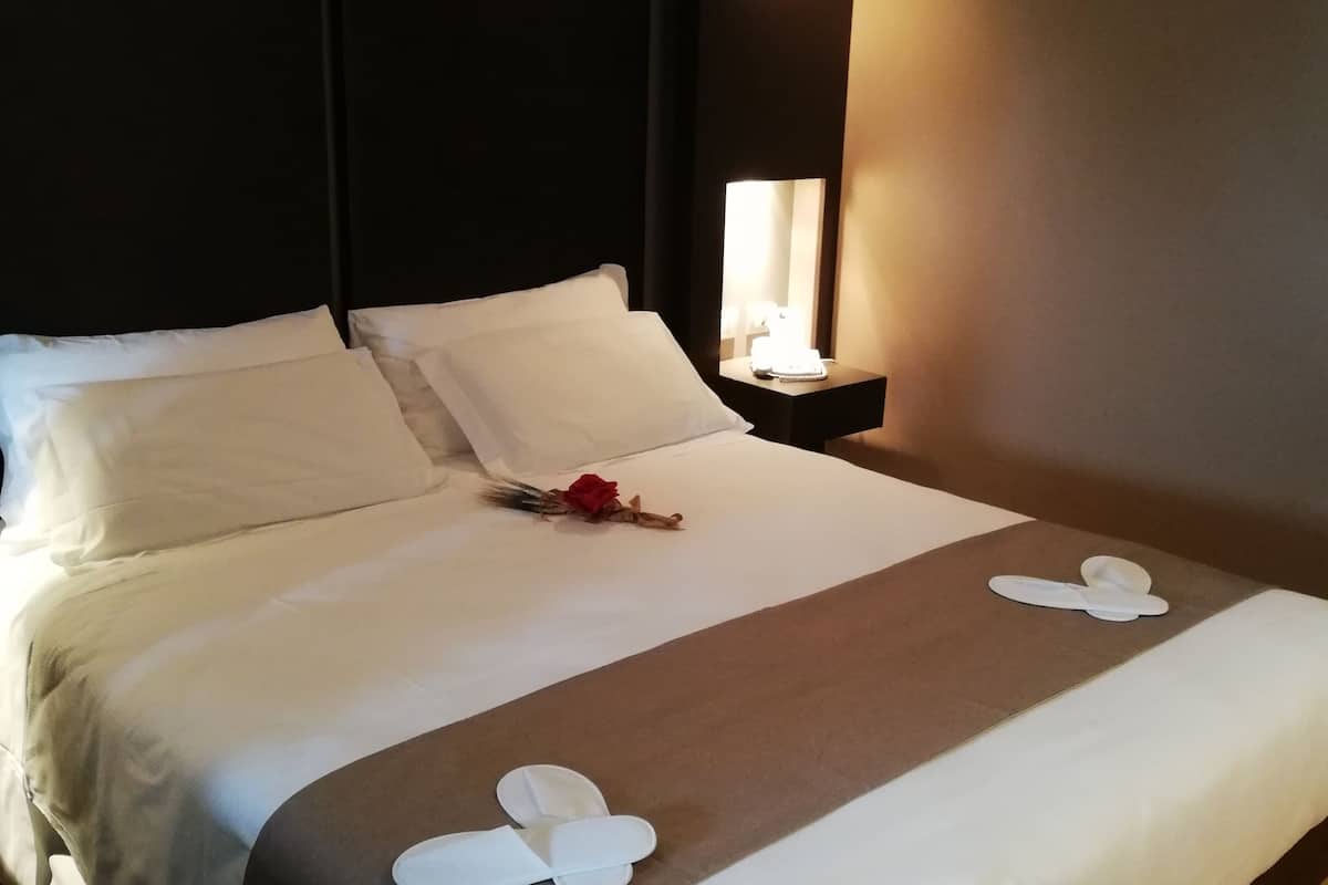 suite, 1 king bed | 2 bedrooms, minibar, in-room safe, desk