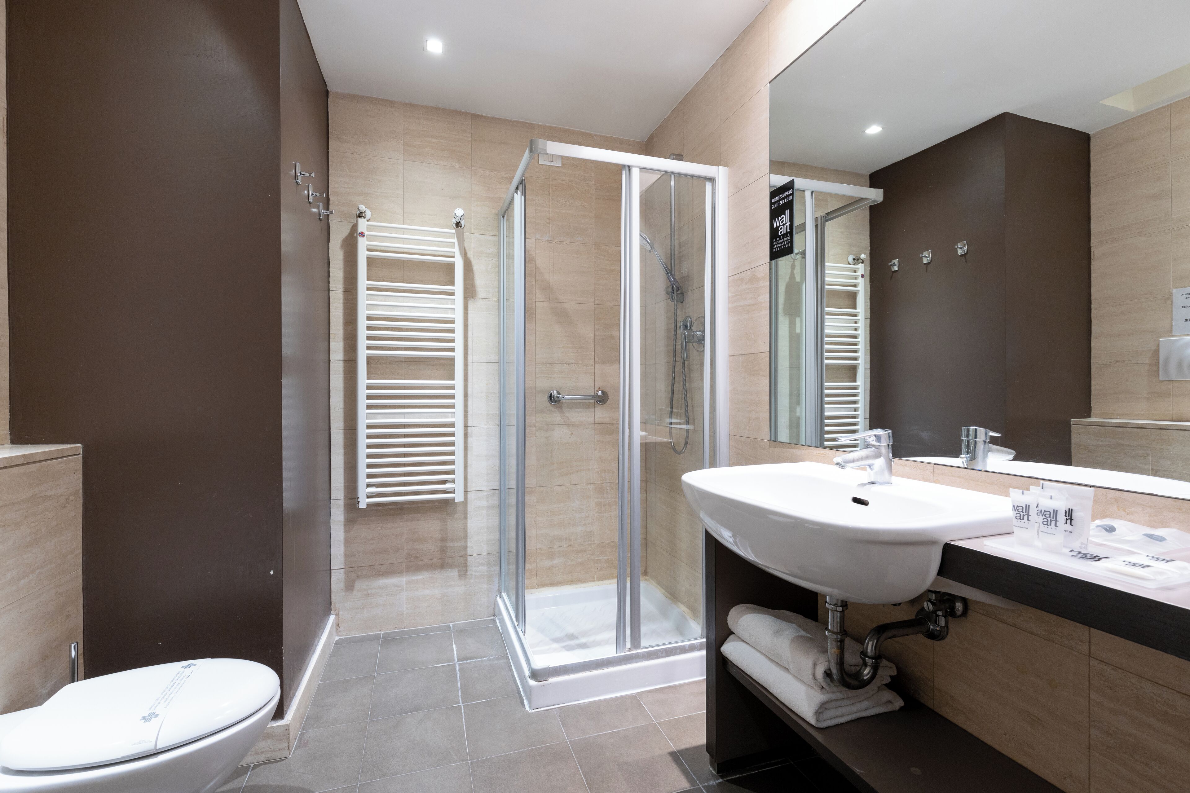 2 bedrooms, minibar, in-room safe, desk