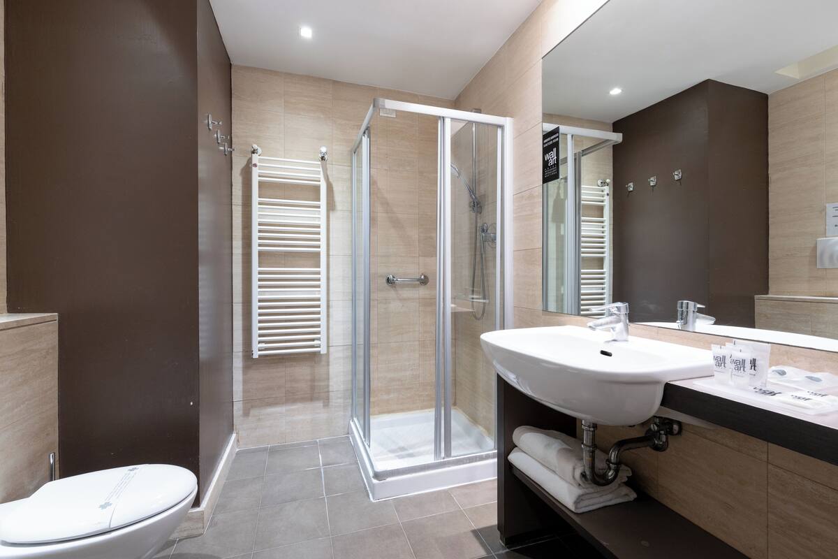 2 bedrooms, minibar, in-room safe, desk