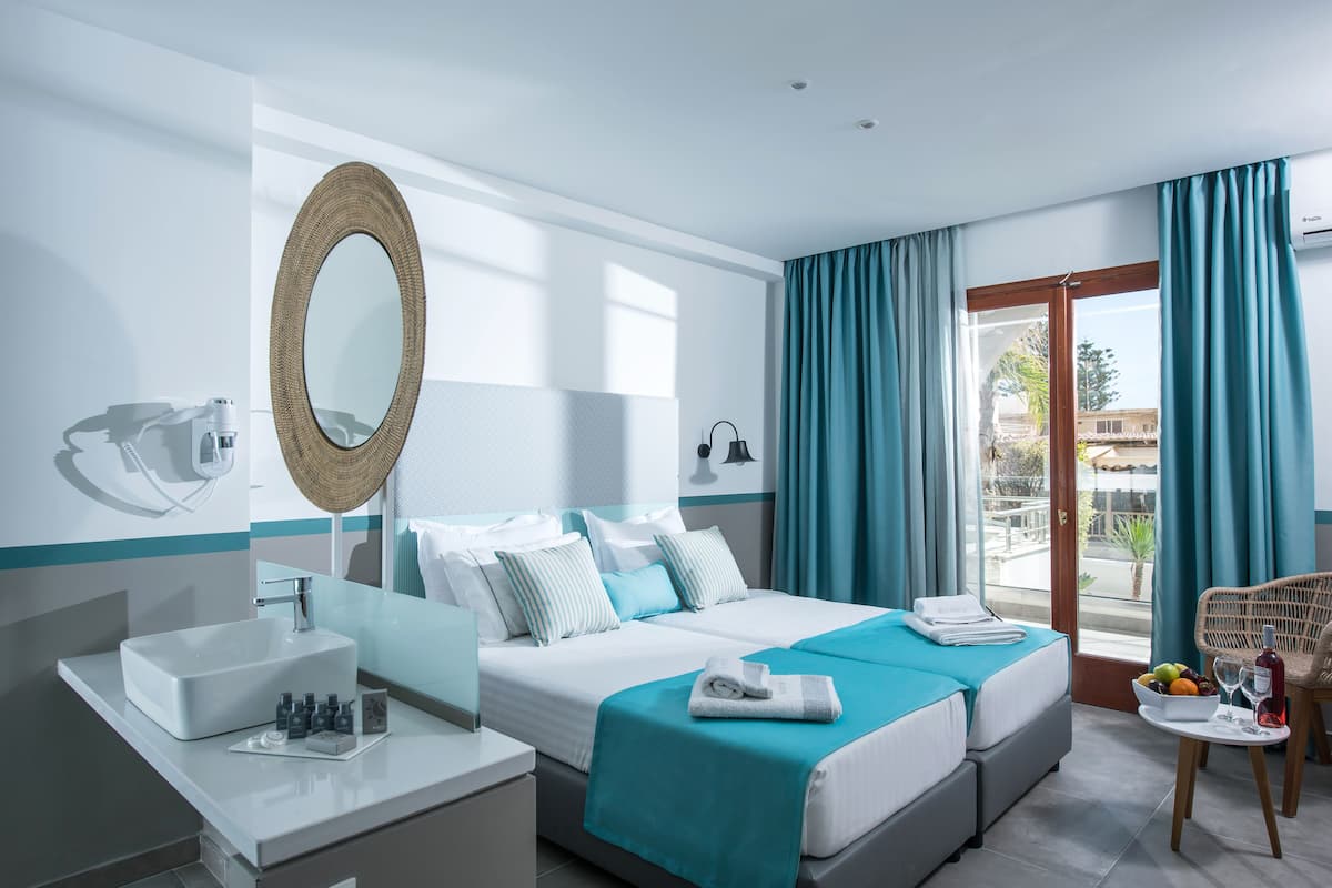 Habitación con 1 cama matrimonial o 2 individuales | 1 habitación, decoración personalizada, muebles diferentes y escritorio